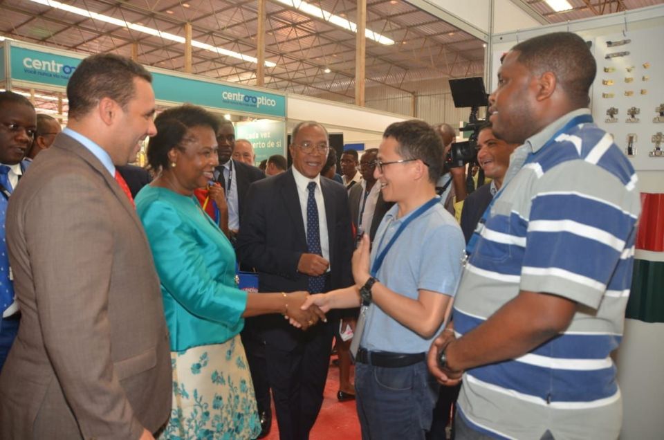 安哥拉工业部长马丁斯女士在展会听取中国外贸家平台介绍.jpg