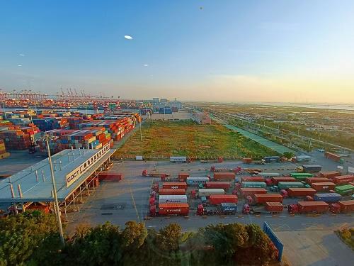 交通运输部：今年以来中国重点监测港口完成货物、集装箱吞吐量同比双增长